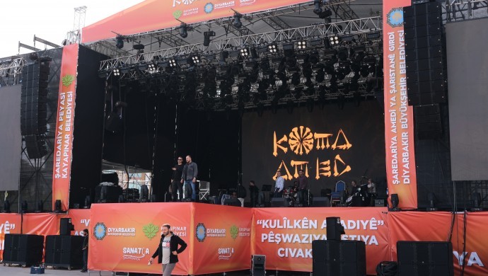Hazırlıklar tamamlandı: Newroz Parkı’nda sahne Koma Amed’i bekliyor