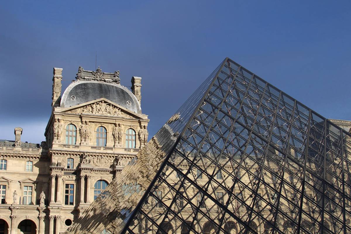 Louvre Müzesi’ndeki soyguna ilişkin Macron’dan açıklama