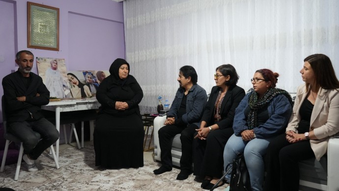 Koma Amed Rojin Kabaiş’in ailesini ziyaret etti