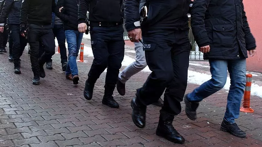 ‘Fotoçete albüm operasyonu’: Silahla paylaşım yapanlara gözaltı
