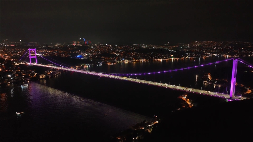 İstanbul’un köprüleri meme kanseri farkındalığı için pembeye büründü