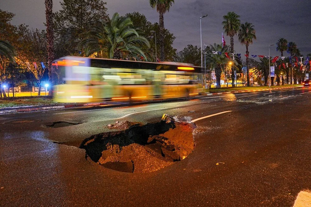 İstanbul’da sağanak yağış: Vatan Caddesi’nde yol çöktü, İstiklal Caddesi’ni su bastı