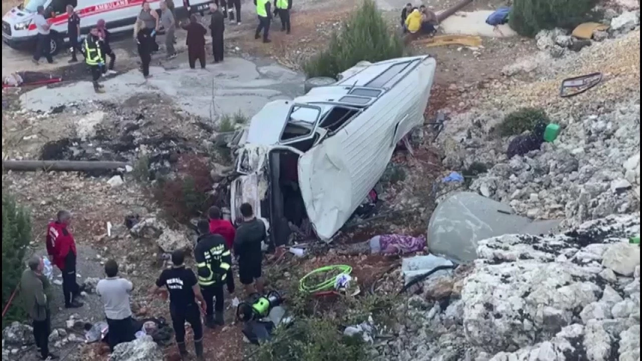 Mersin’de işçileri taşıyan servis şarampole devrildi: 5 ölü, 14 yaralı