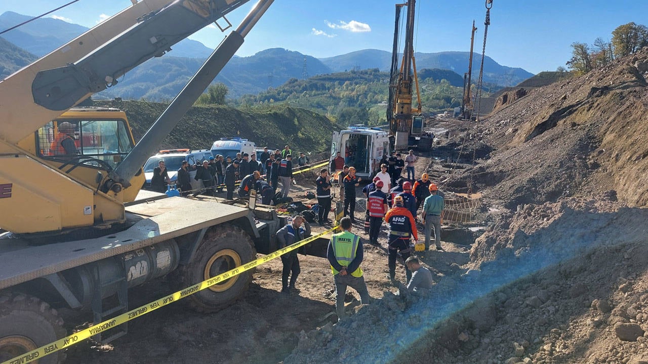 Yol yapım çalışması sırasında kuyuya düşen işçi hayatını kaybetti