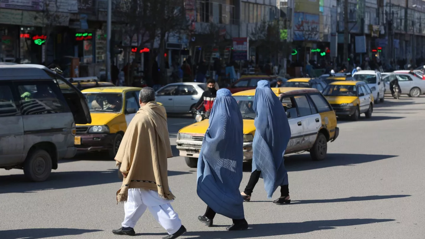 Taliban burka giymeyen kadınların devlet kurumlarına girişini yasakladı