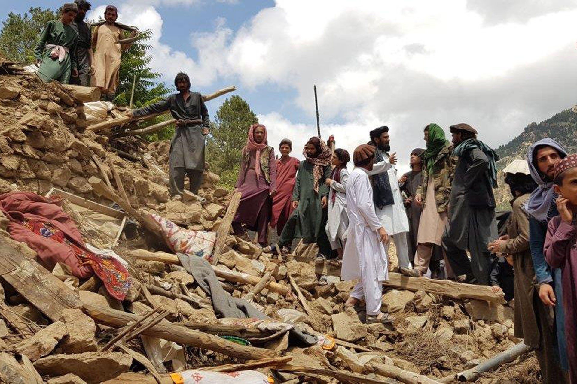 Afganistan’da 6,3 büyüklüğünde deprem