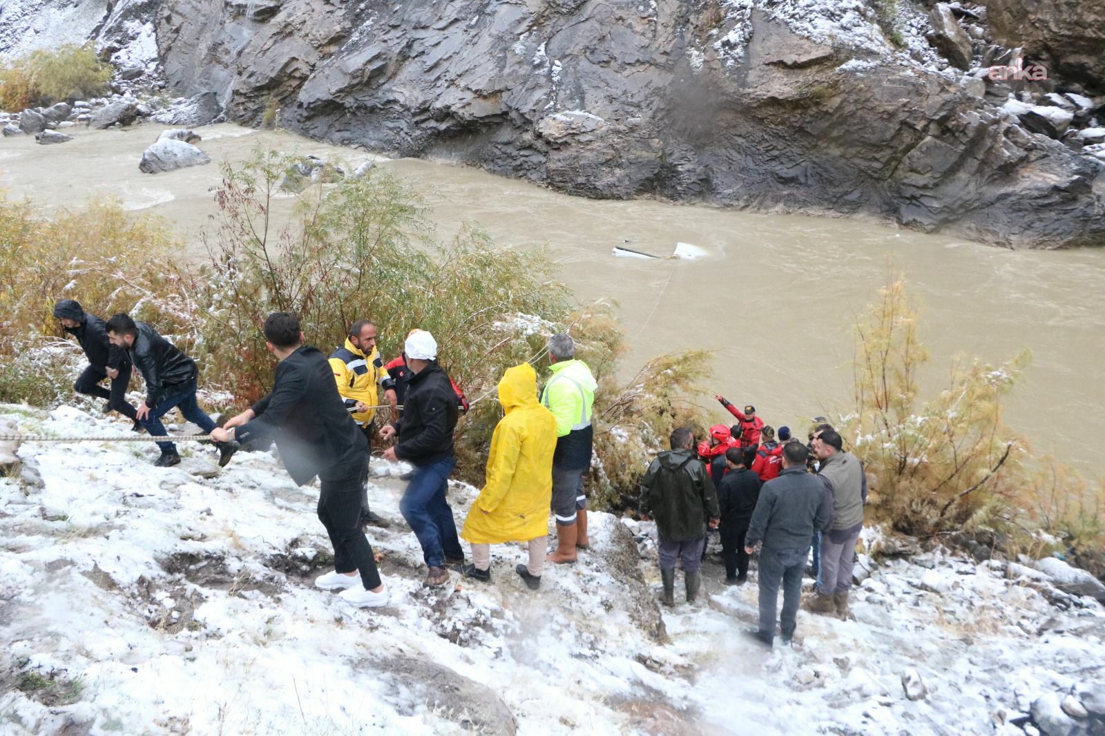 Zap Suyu’na yuvarlanan araçta 2 kişi hayatını kaybetti 2 kişi yaralandı