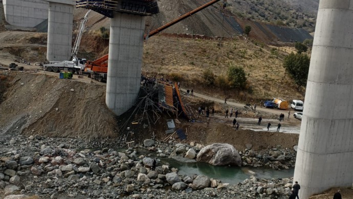 Kulp’ta köprü iskelesi çöktü: 2 işçi hayatını kaybetti, 4 yaralı