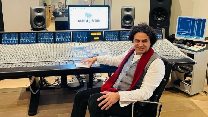 Kürt sanatçı Hakan Akay’a havaalanında gözaltı