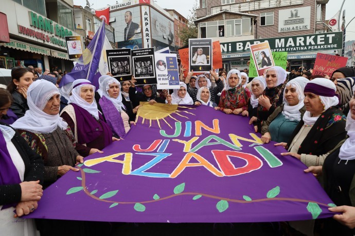 Dilovası’nda ölen işçiler anısına yürümek isteyen kadınlara polis barikatı