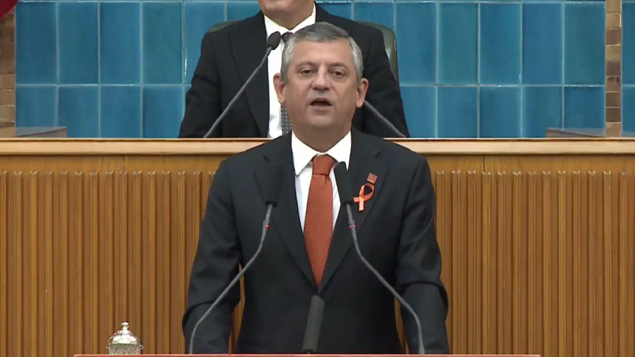 Özgür Özel grup toplantısında konuşuyor