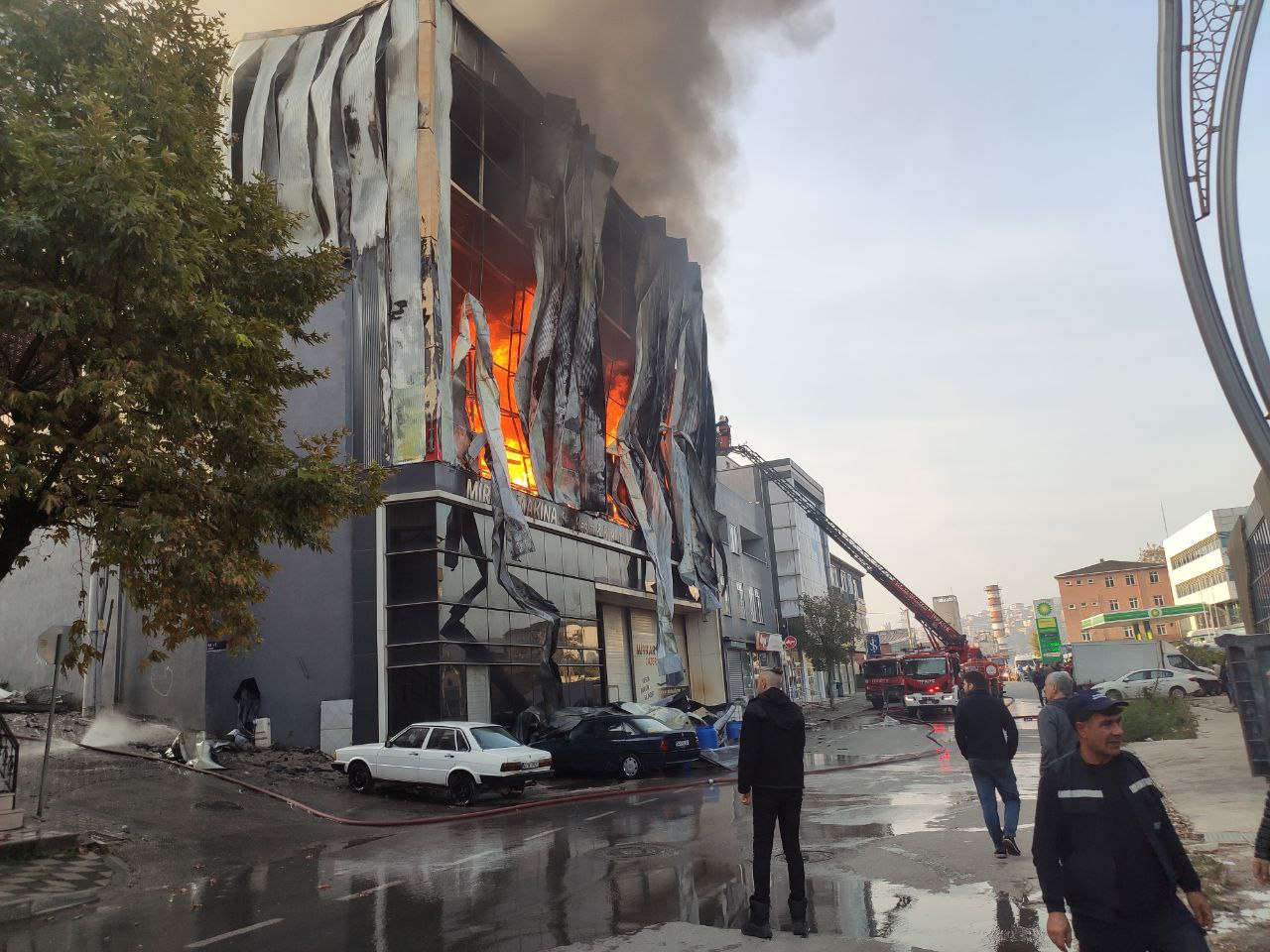 Kocaeli’deki fabrika yangınına siyasilerden tepki