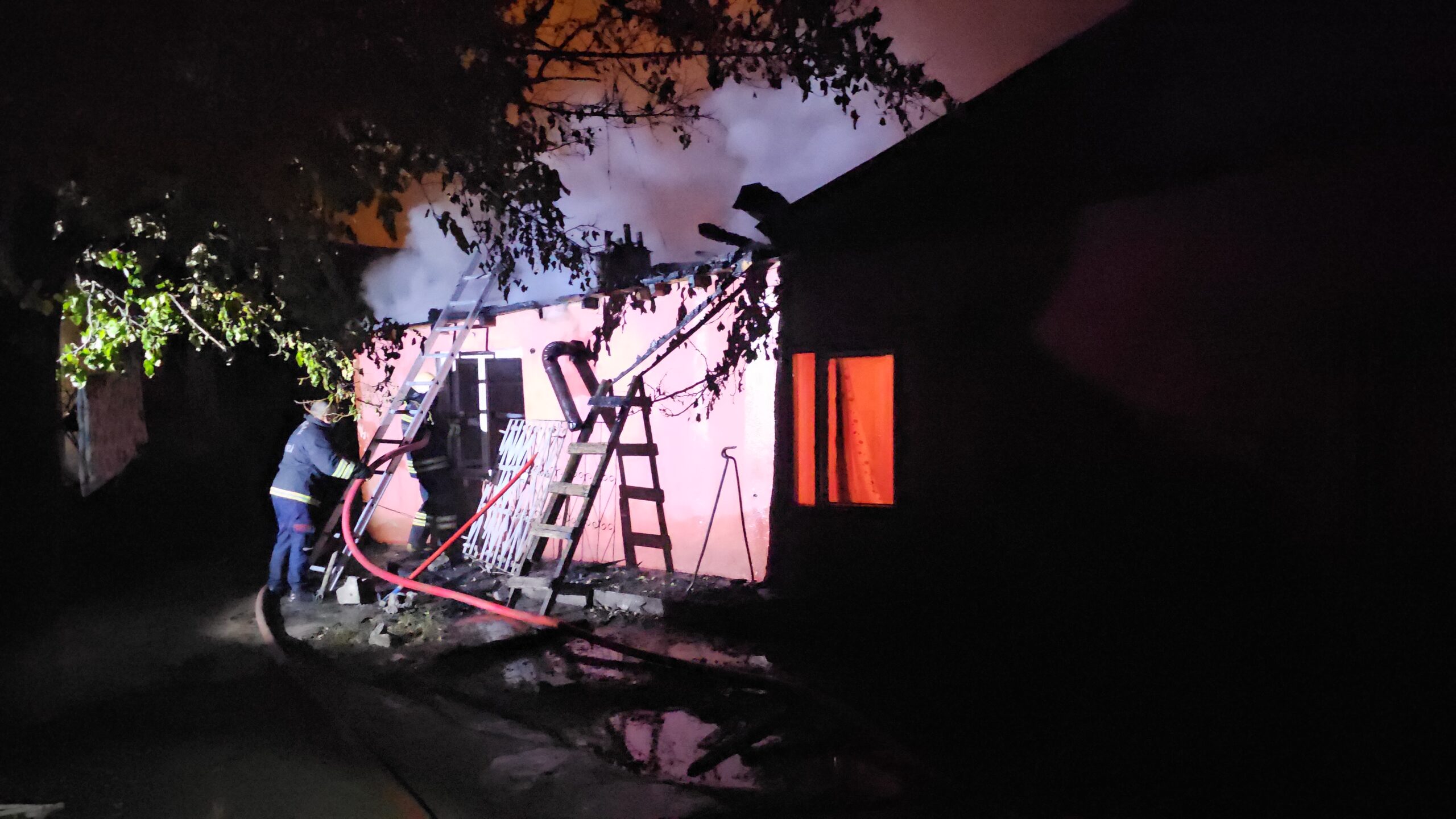 Erzincan’da müstakil evde yangın: 2’si çocuk 4 kişi kurtarıldı