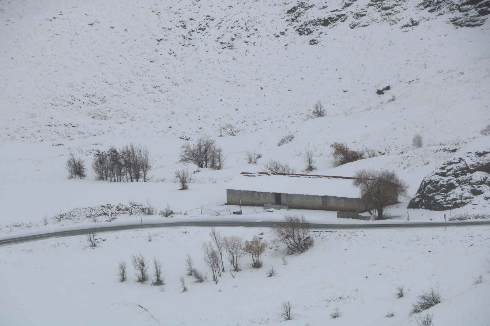 Birçok kent bembeyaz: Yollar ulaşıma kapandı