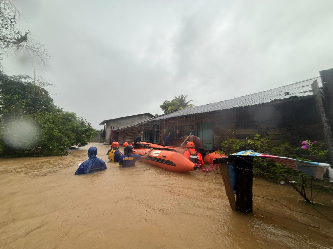 Endonezya’da sel: 10 kişi hayatını kaybetti