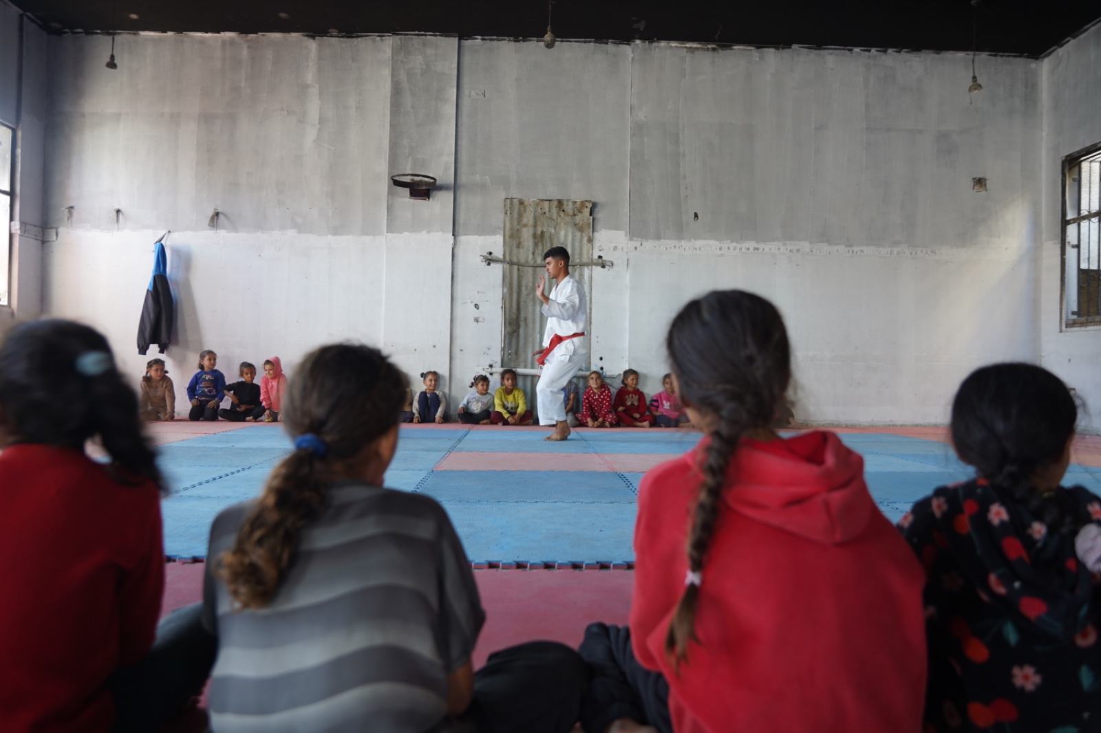 Gazze’de çocuklar savaşın izleri arasında spor yapıyor