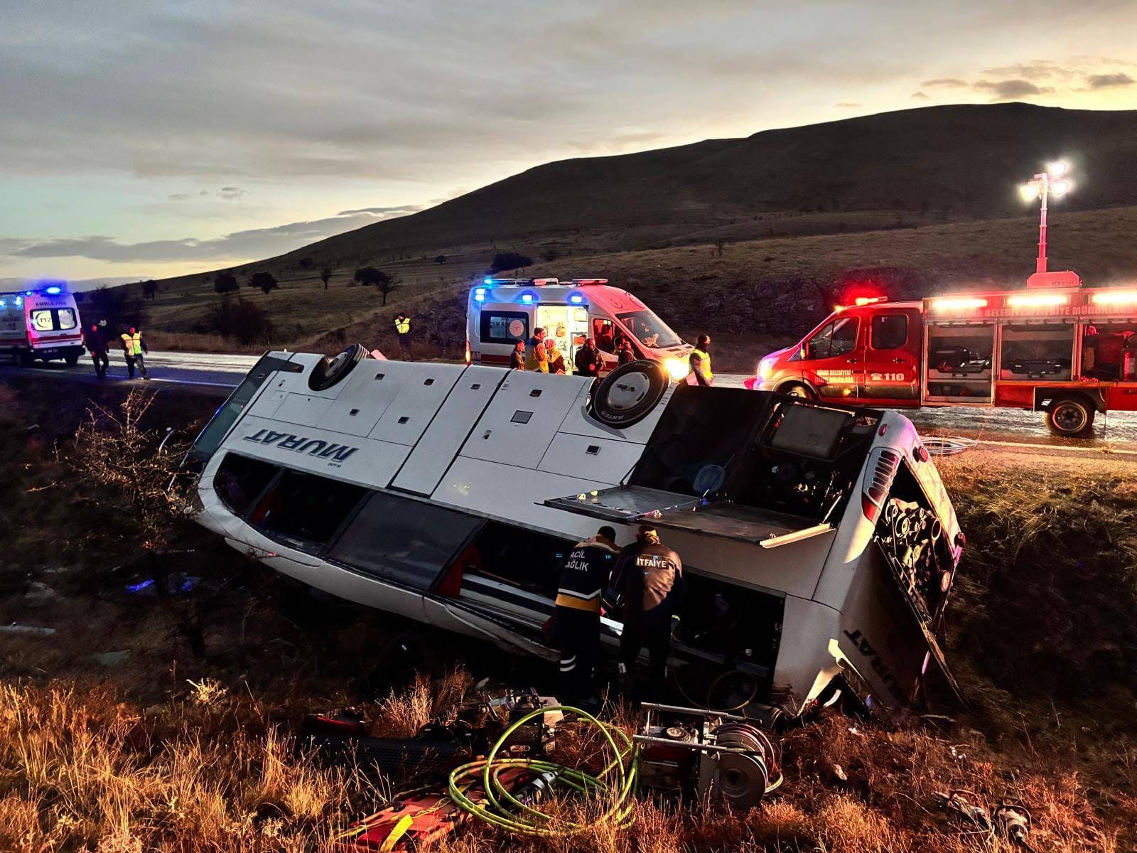Yolcu otobüsü devrildi: 2 ölü, 21 yaralı