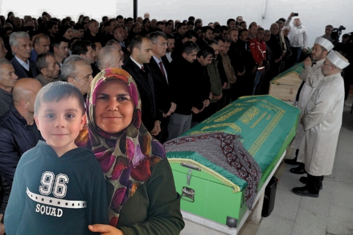 Kaybolduktan sonra ölü bulunan anne ve 5 yaşındaki çocuğu toprağa verildi