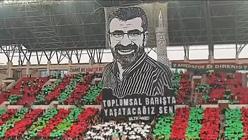 Amedspor-Erokspor maçında Tahir Elçi pankartı açıldı