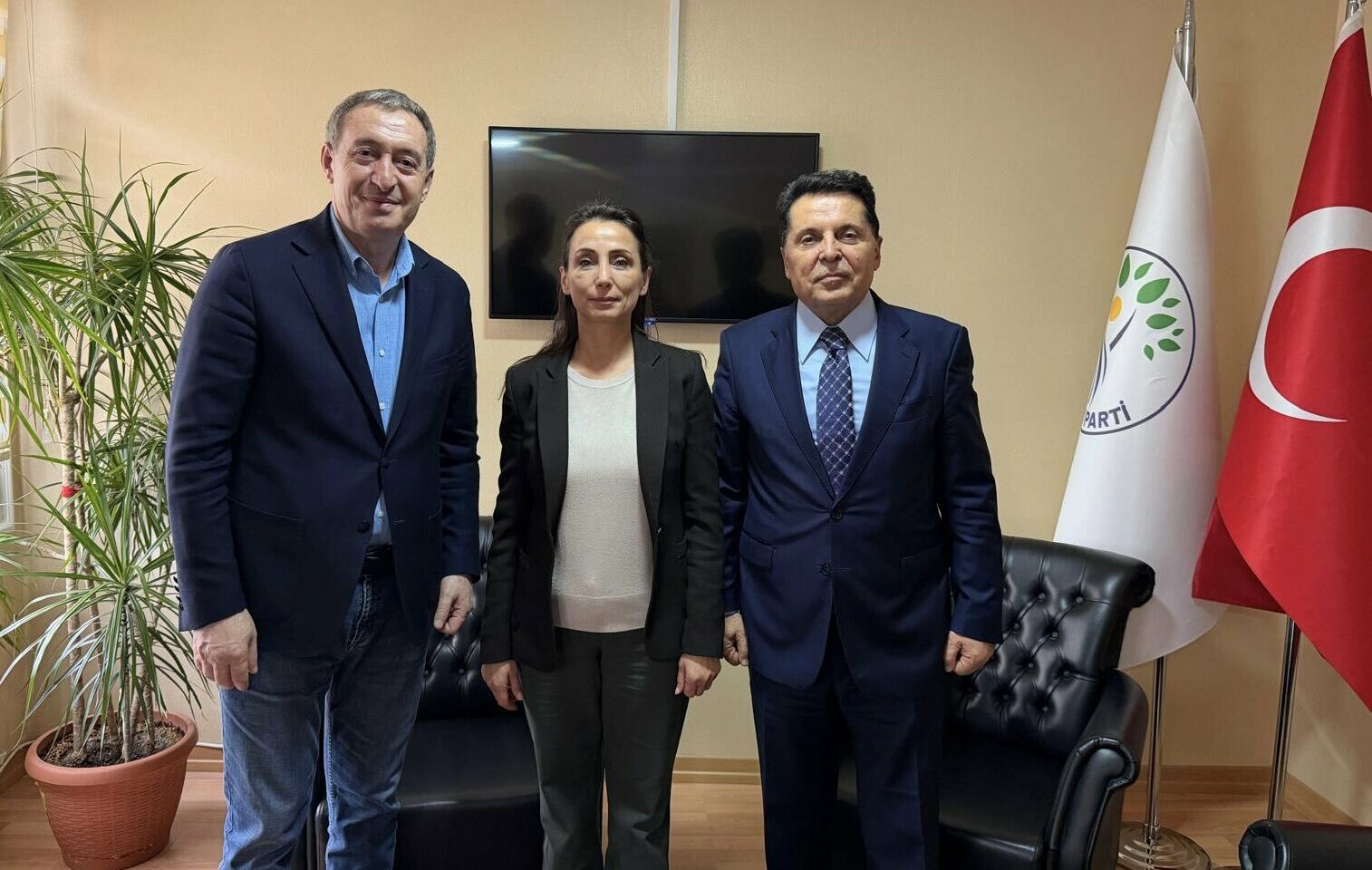 Ahmet Özer DEM Parti Eş Genel Başkanlarını ziyaret etti: Cumhuriyeti barış ve demokrasi ile buluşturacağız