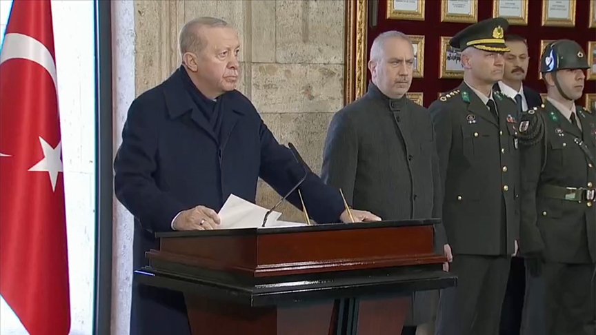Devlet erkânı Anıtkabir’de: Cumhurbaşkanı Erdoğan defteri imzaladı