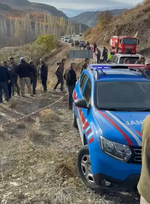 Öğrenci servisi uçuruma yuvarlandı: 14 yaralı