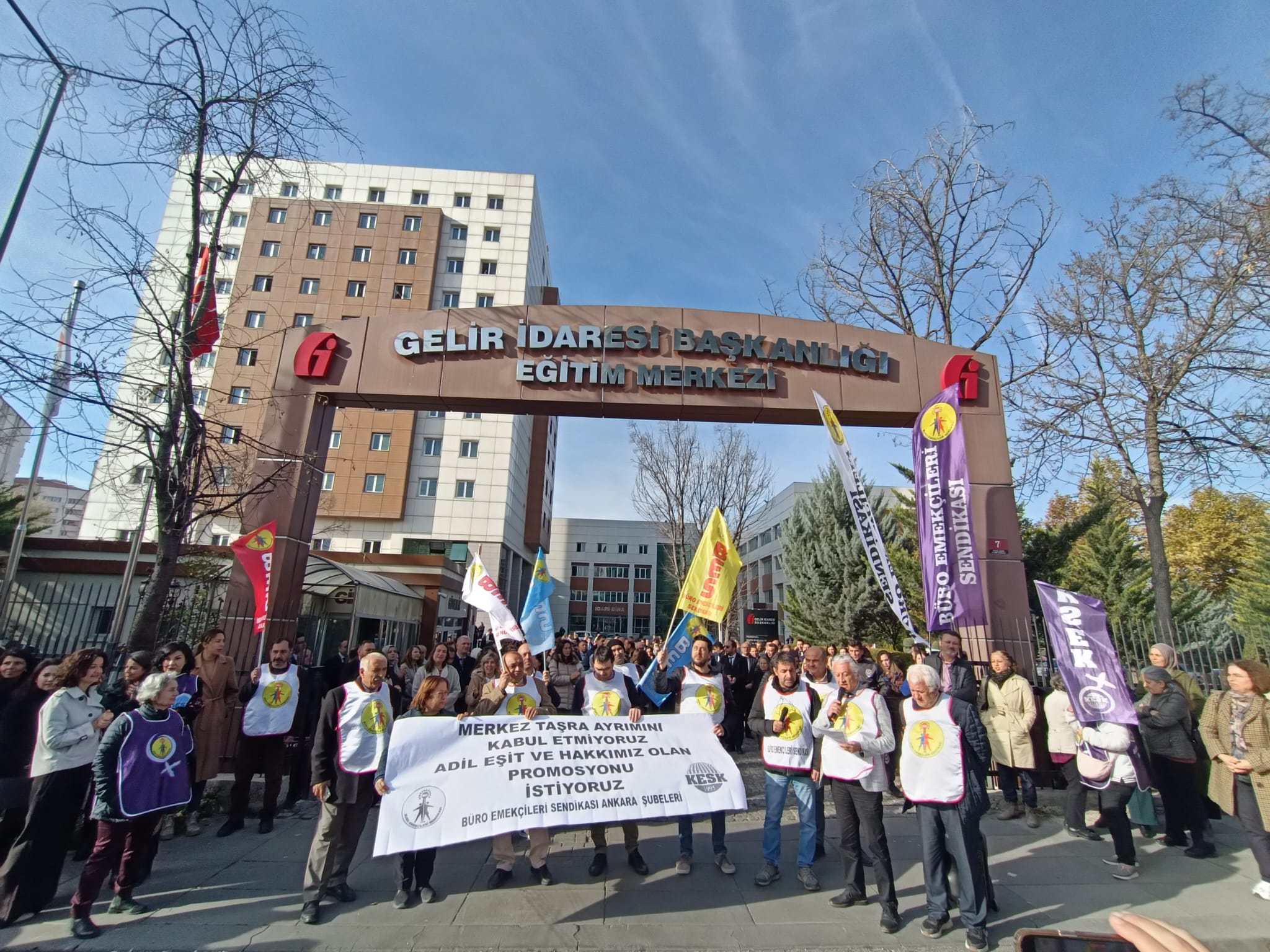 Büro emekçileri promosyon ihalesinde merkez-taşra ayrımcılığını protesto etti