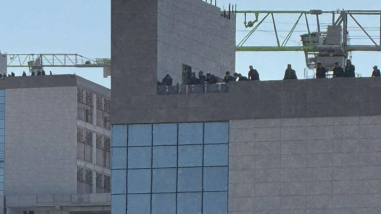 Diyarbakır’da maaşlarını alamayan inşaat işçileri çatıya çıktı