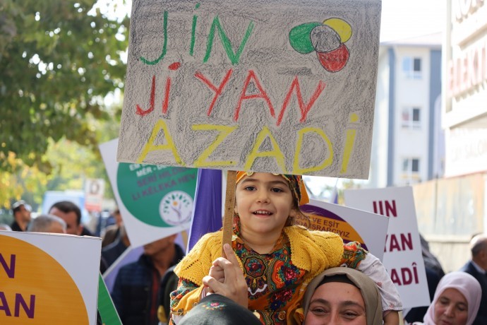 Kadınlar alanlarda: Şiddetsiz ve özgür bir yaşamı demokratik toplumla birlikte örüyoruz
