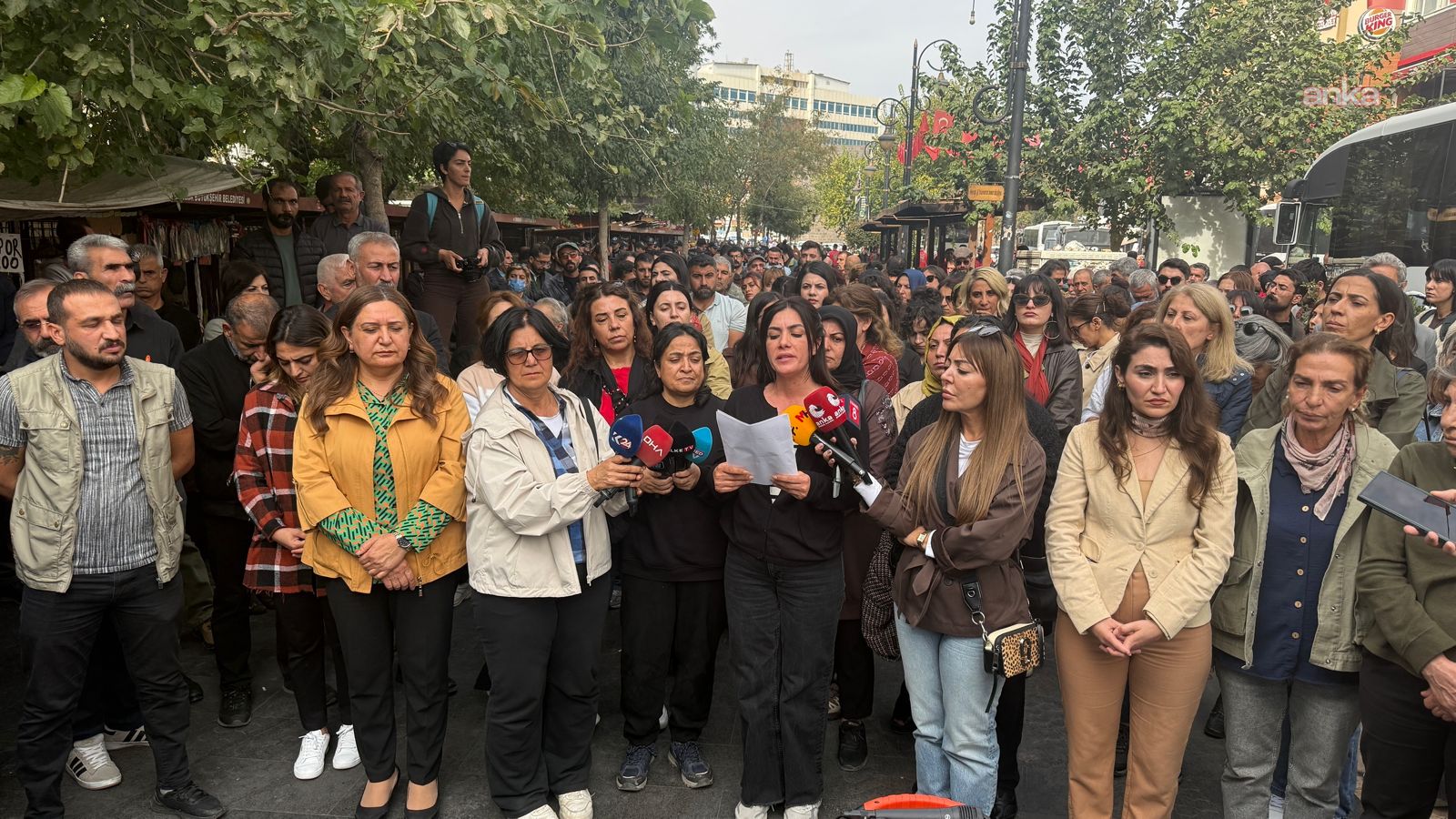 Diyarbakır’da üç kadının evine saldırı: Kadınlardan sert tepki