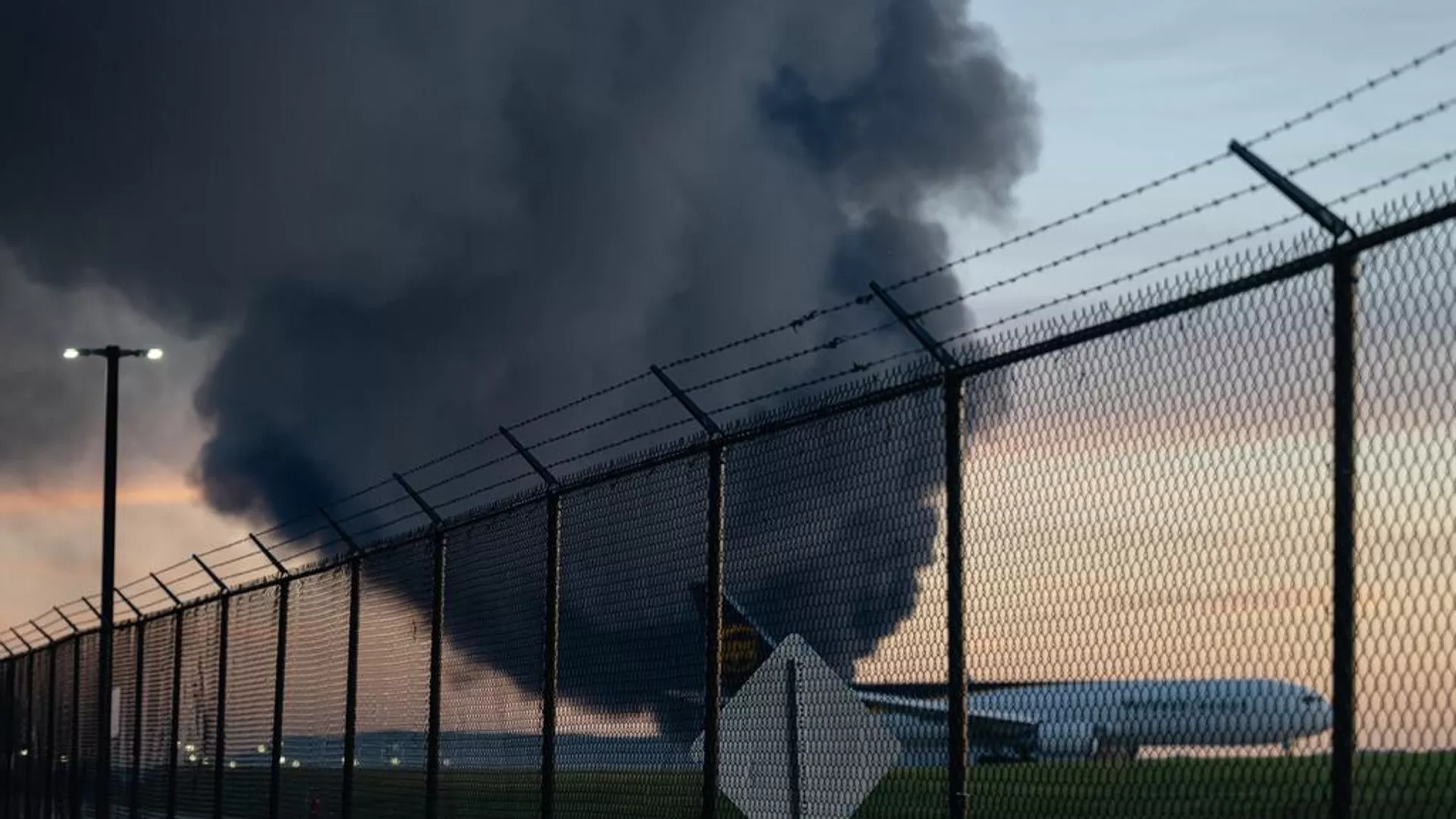 ABD’de kargo uçağı faciası: Yerleşim yerine düştü, en az 7 can kaybı