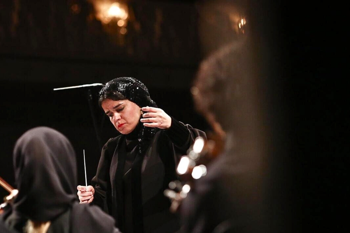 İran’da tarihi an: Paniz Faryusefi filarmoni orkestrasını yöneten ilk kadın maestro oldu