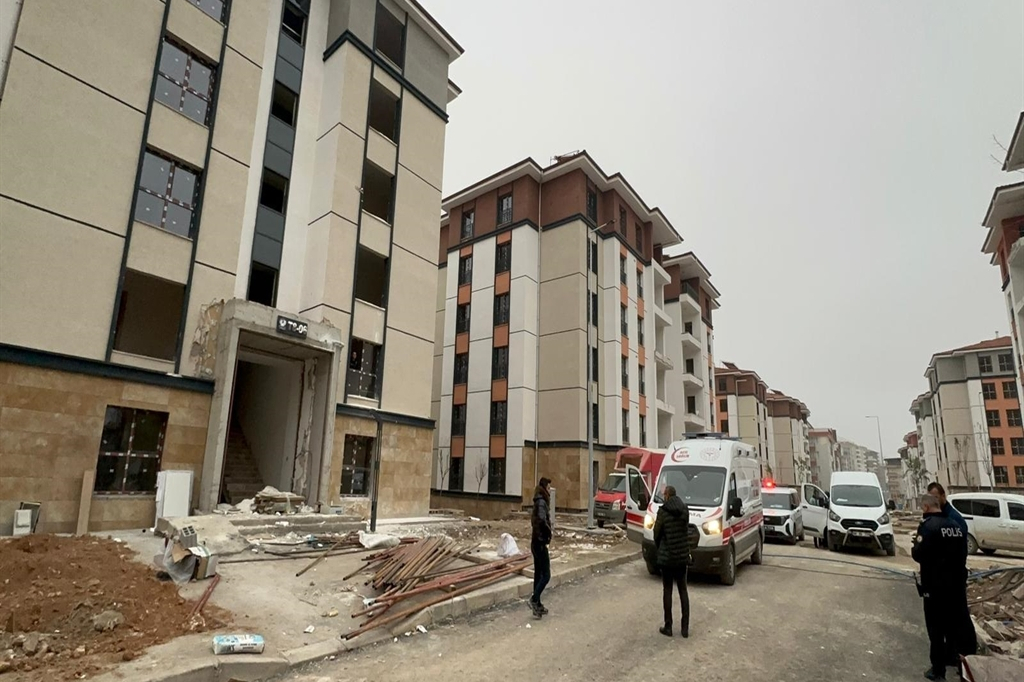 Şantiyede işçiler soba gazından zehirlendi: 1 işçi hayatını kaybetti