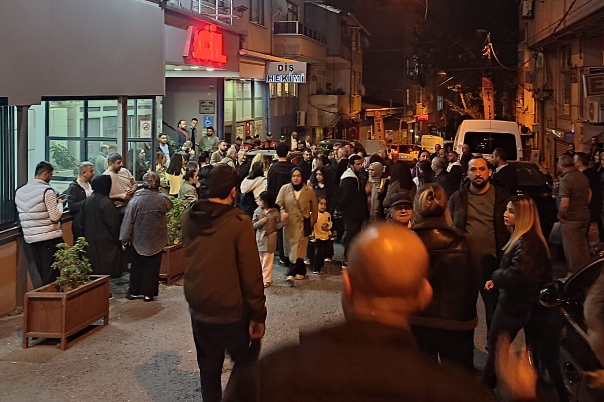 Özel Okmeydanı Hastanesi’nde işçiler ödenmeyen ücretleri için hastane önünde