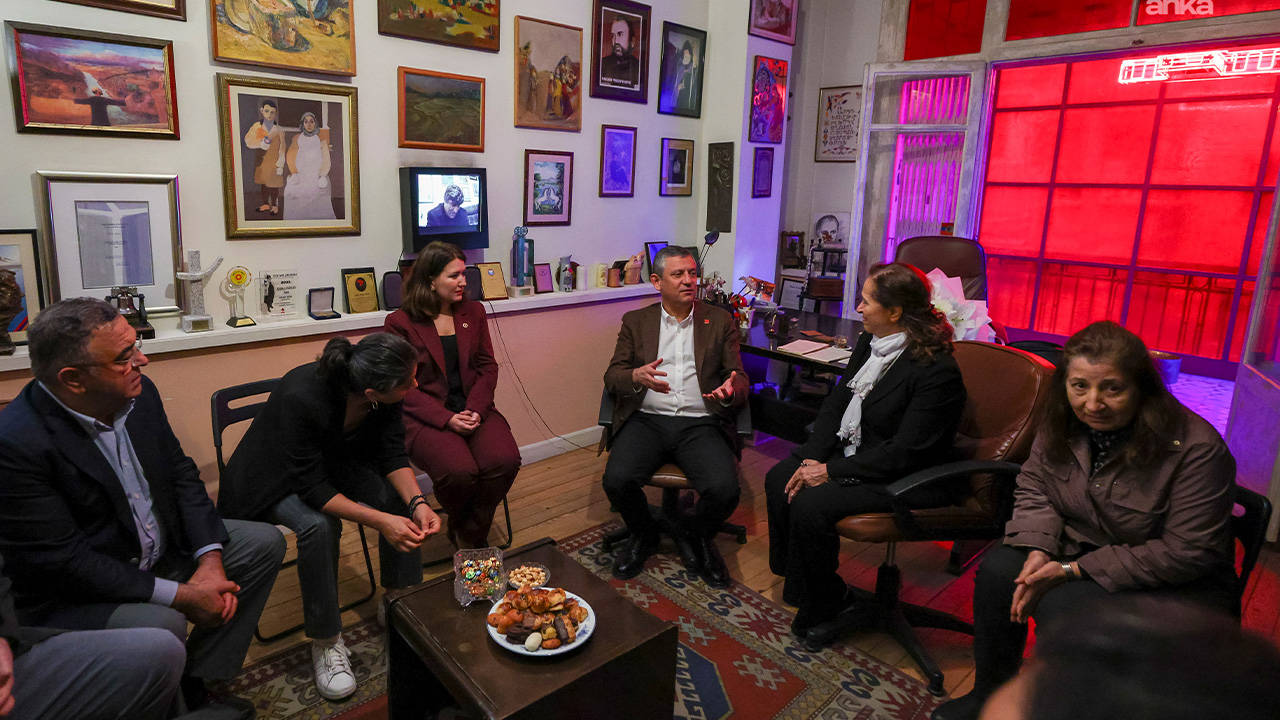 Özgür Özel Hrant Dink’in ailesini ziyaret etti