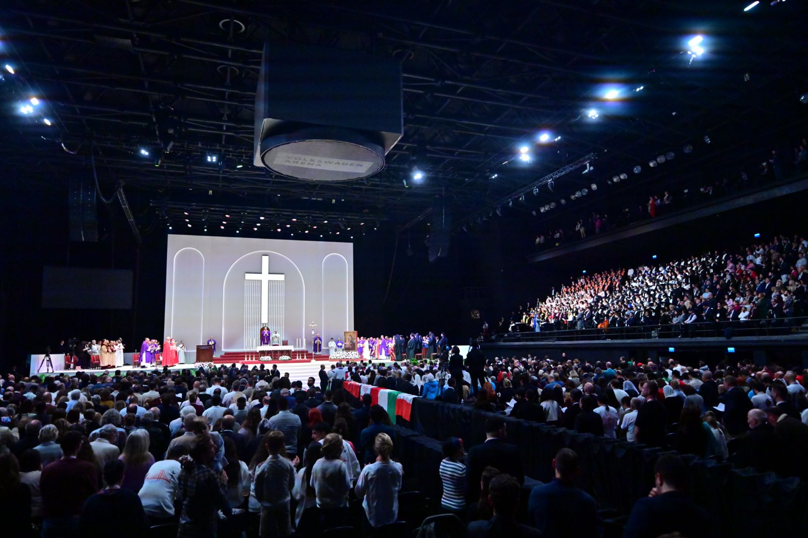 Papa 14. Leo, Volkswagen Arena’da binlerce kişilik ayini yönetti