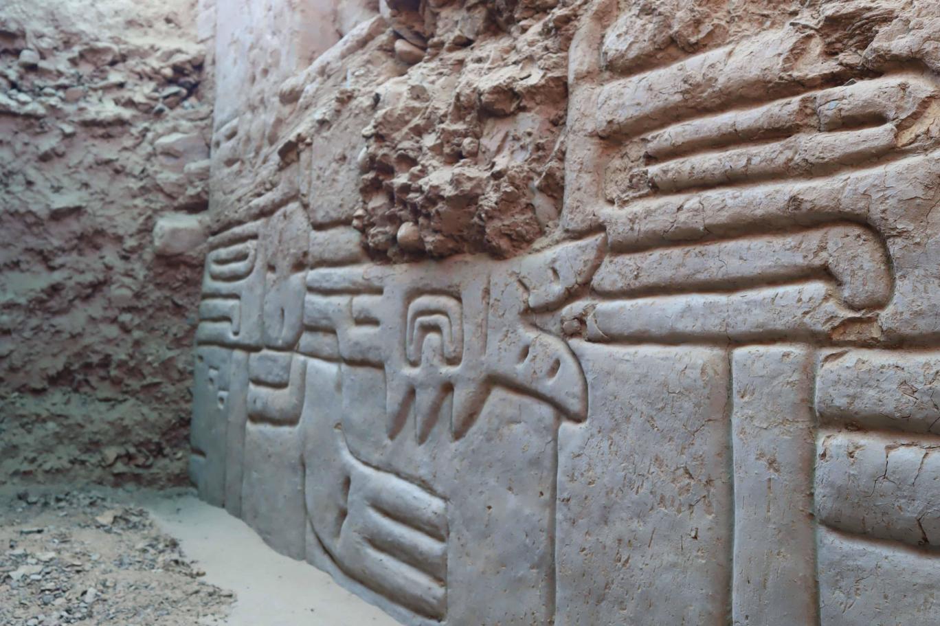 Peru’da 3 bin yıllık dev duvar oyması gün yüzüne çıktı