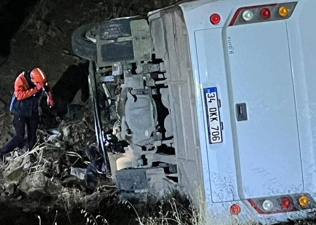 Siirt’te maden işçilerini taşıyan midibüs uçuruma yuvarlandı: 2’si ağır 15 işçi yaralı