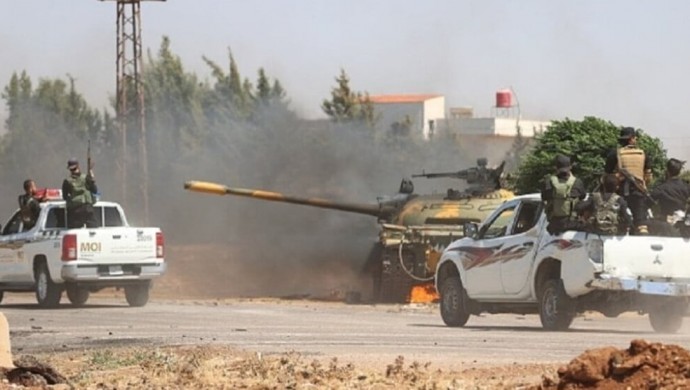 Süveyda’nın batısına ağır silahlarla saldırı