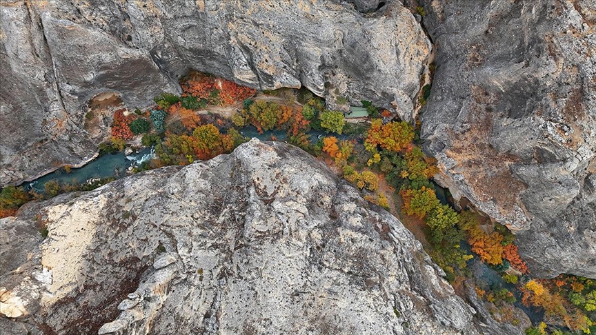 Tohma Kanyonu’nda sonbahar renkleri görenleri büyülüyor
