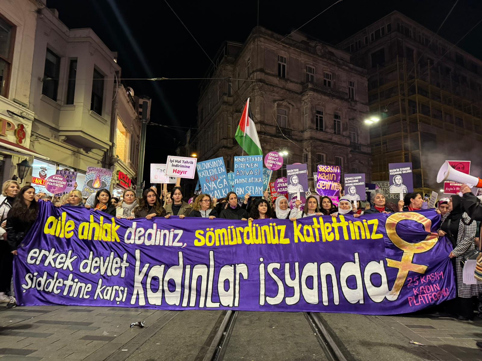 🟣 CANLI | Kadınlar 25 Kasım’da İstiklal Caddesi’nde: Dayatılan hayatı da, erkek şiddetini de kabul etmiyoruz
