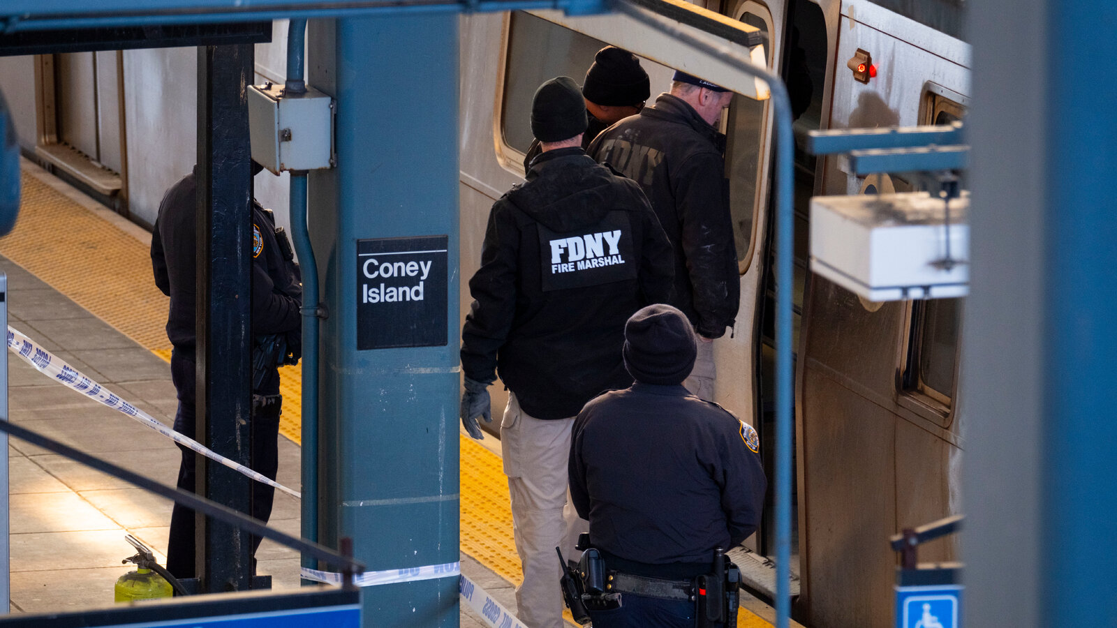 New York metrosunda saldırı: Uyuyan yolcuyu ateşe verdiler