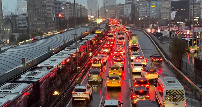 İstanbul’da yağmur trafiği kilitledi: Yoğunluk yüzde 90