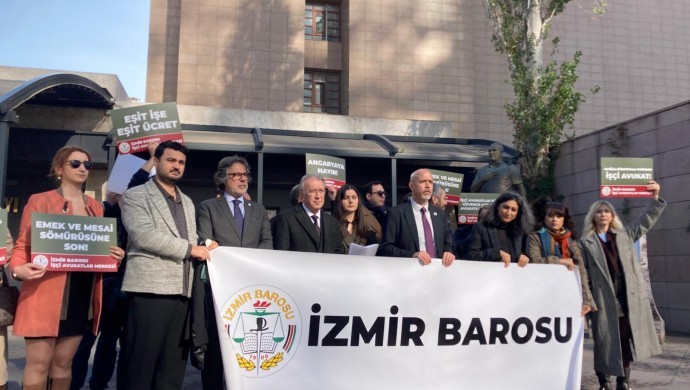 İzmir’de işçi avukatlar adliye önünde: Hakça ücret istiyoruz