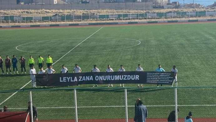 Futbolcular sahaya ‘Leyla Zana onurumuzdur’ pankartıyla çıktı