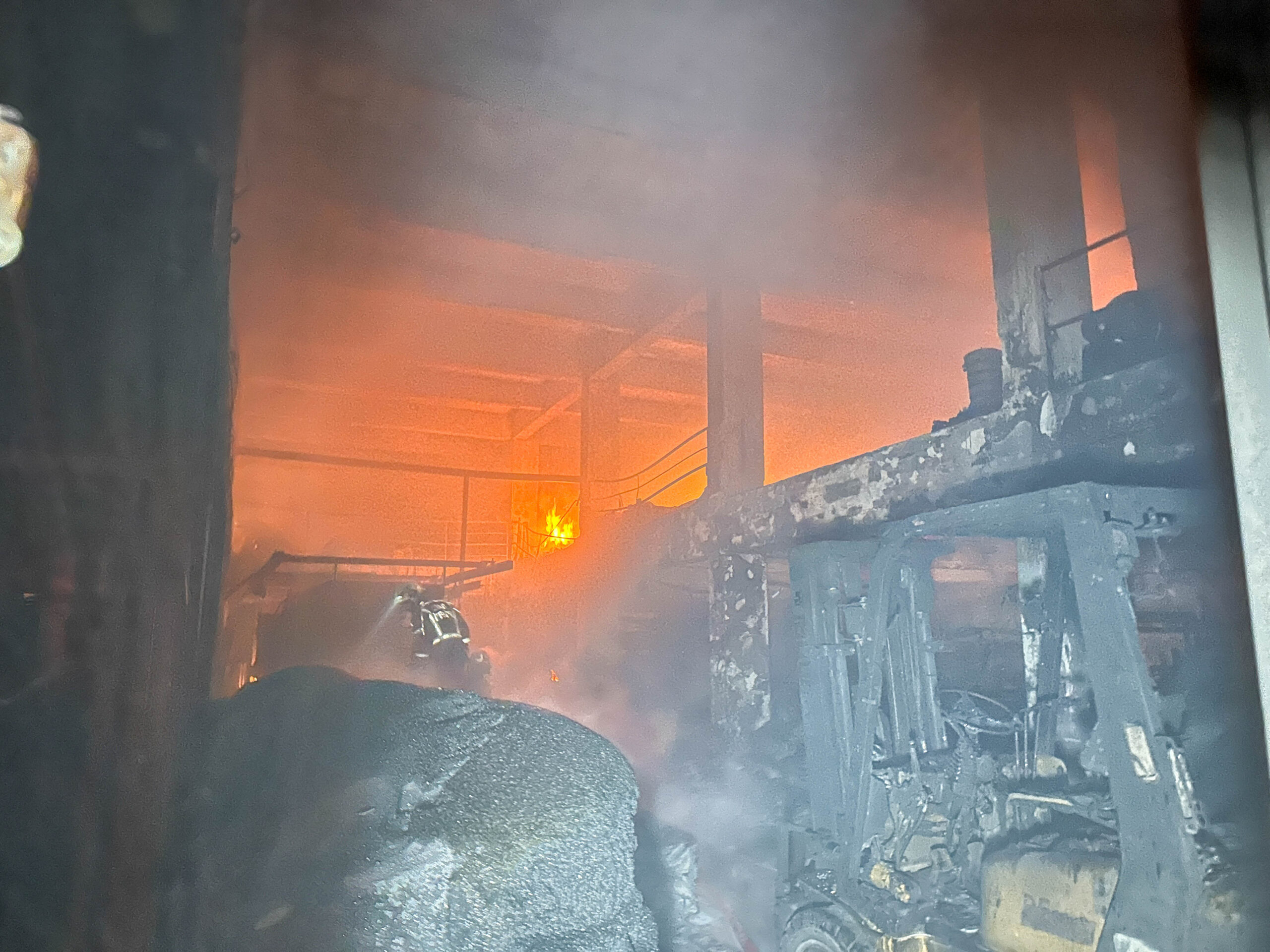 Uşak’ta plastik poşet üretimi yapan fabrikada yangın