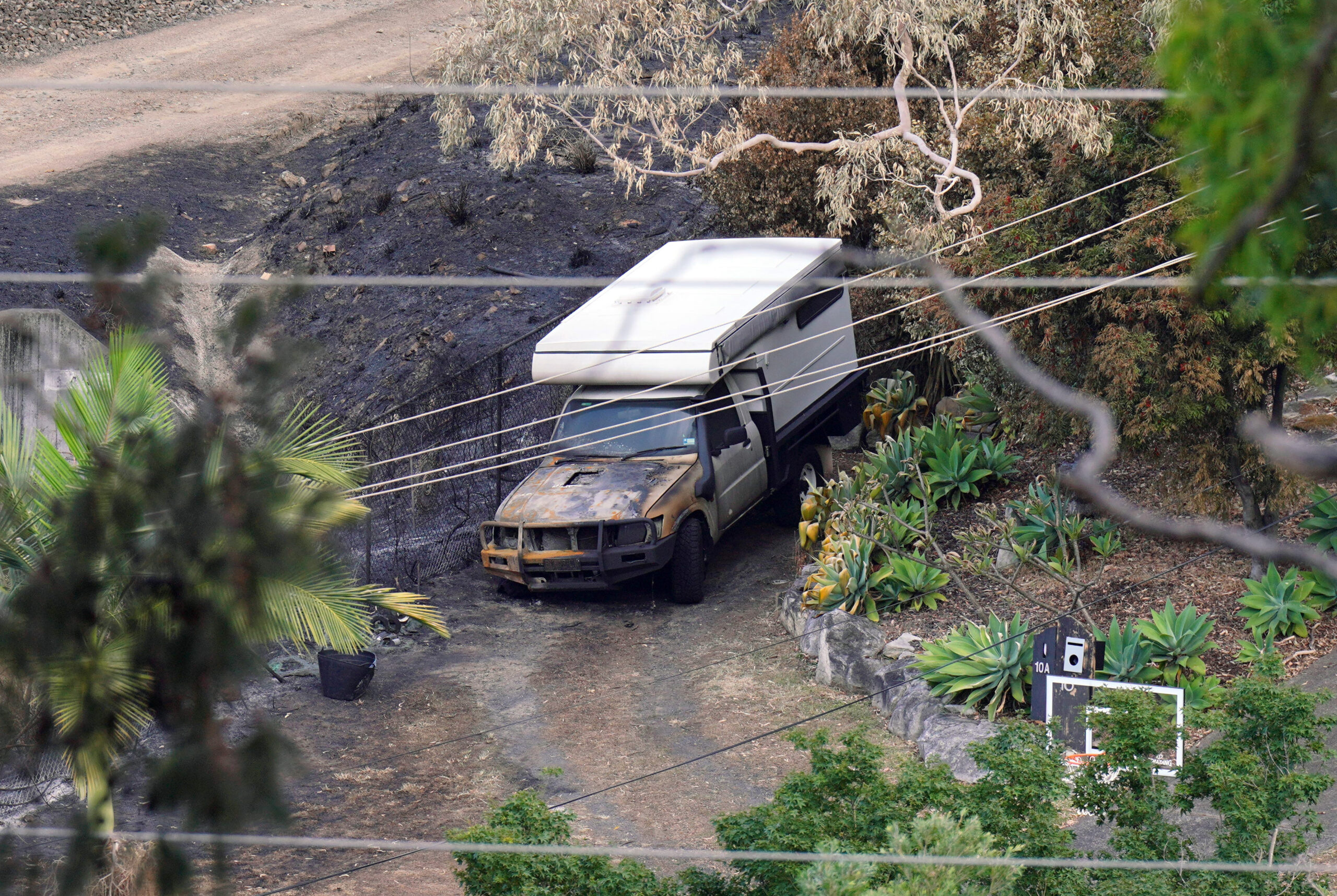 Avustralya’da iki ayrı eyalette orman yangını: 1 itfaiyeci hayatını kaybetti, 39 ev küle döndü