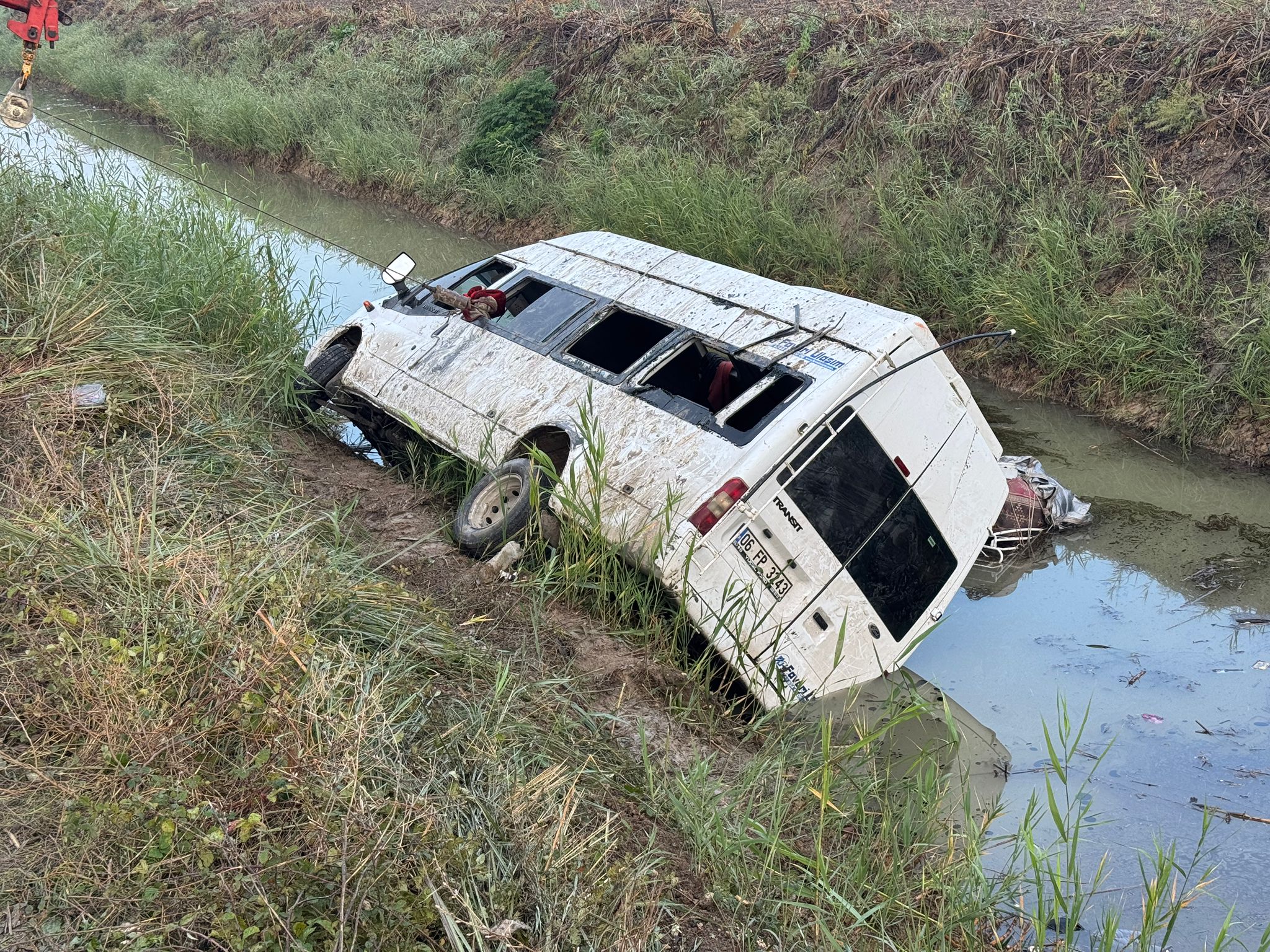 Adana’da sulama kanalına devrilen minibüsteki 18 kişi yaralandı