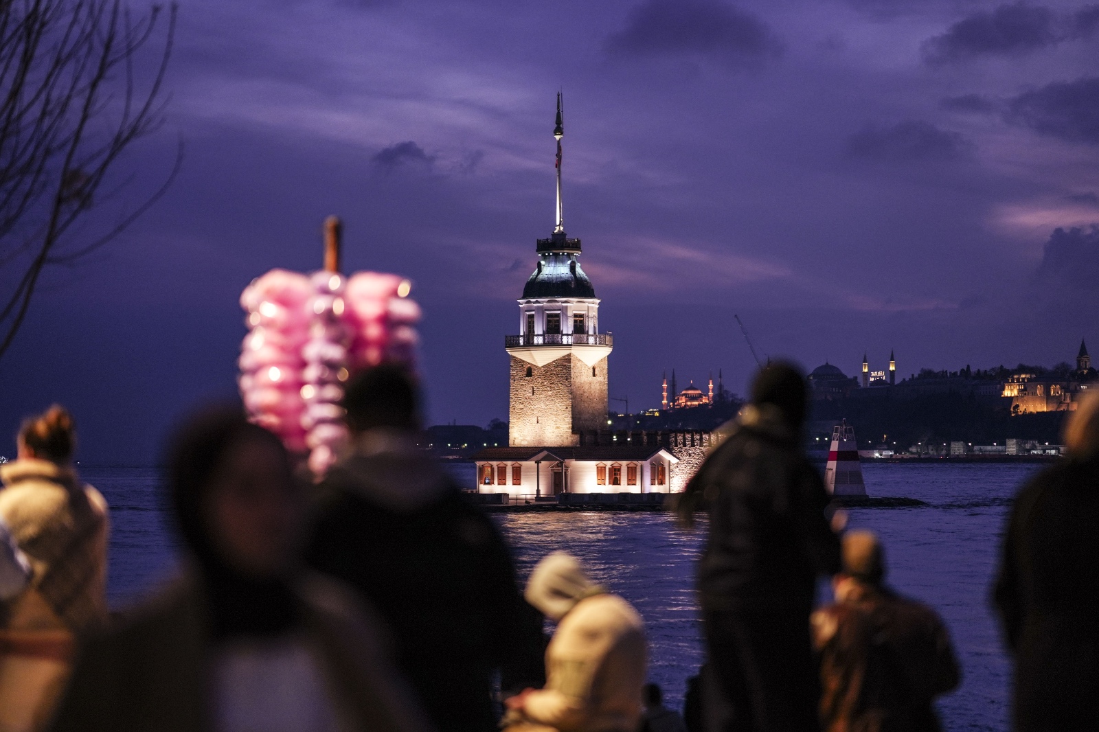 İstanbul gün batımında mora büründü