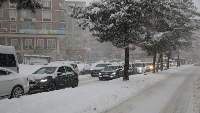 Diyarbakır’da yoğun kar yağışı hayatı olumsuz etkiledi